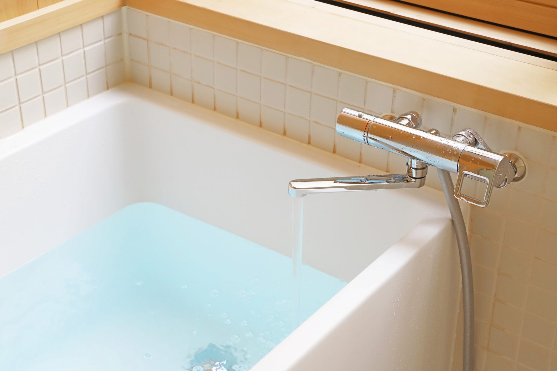 お風呂が青い 水道水が青くなる原因と青い汚れの掃除方法を解説 水道コラム トイレのつまりは水道プロドットコム