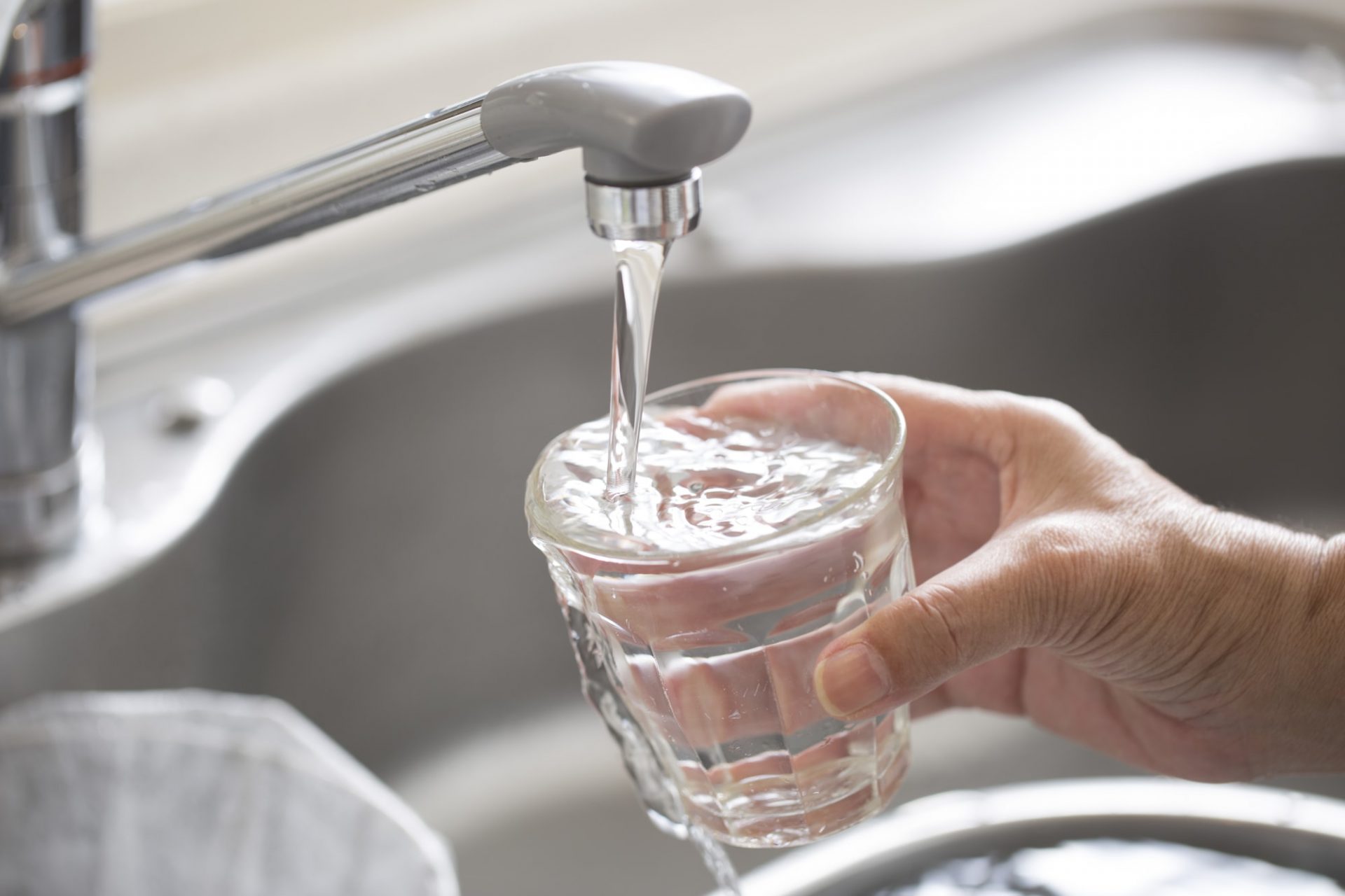 水道水が臭いのはなぜ 臭いのパターン別に原因や対処法を詳しく解説 水道コラム トイレのつまりは水道プロドットコム