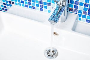 洗面所の水が濁る際に考えられる可能性