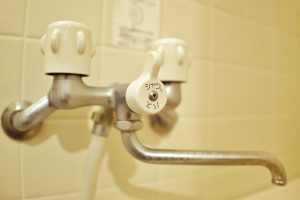 お風呂場で起こる水漏れトラブル！浴槽の水が減る場合はどうしたらいい？
